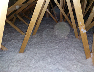 Zateplení stropu rodinného domu pomocí foukané izolace